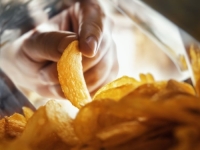 ČITAJTE DEKLARACIJU: Tinejdžer preminuo nakon što je pojeo čips zbog ovog sastojka
