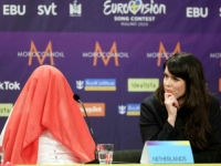 JASNA PORUKA: Nizozemac prekrio glavu dok je pričala predstavnica Izraela na Eurosongu (VIDEO)