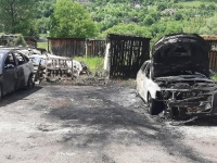 NIJE BILO POVRIJEĐENIH: Na parkingu u Foči izgorjela tri vozila