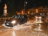 PROGLAŠENO I STANJE UZBUNE U JEDNOM GRADU: Sjever Italije pogođen poplavama nakon obilne kiše (VIDEO)