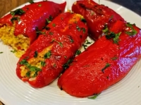 DANAS MOŽE I BEZ MESA: Danas pravimo paprike punjene rižom, još kad napravite paradajz salatu… (VIDEO)