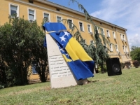 U PARKU BOLNICE 'DR. SAFET MUJIĆ': Otkriven spomenik u znak sjećanja na pripadnike ratne bolnice ARBiH