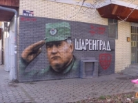 PORUKA JE JASNA: Išaran mural posvećen ratnom zločincu Ratku Mladiću u Novom Sadu, bijelim sprejom napisano...