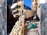 DRAMATIČNI SNIMCI OBIŠLI SVIJET: Kamion zaglavio na vrhu litice, izvlačenje trajalo danima, vozač je napravio kobnu grešku...