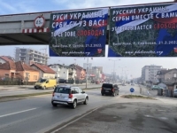 U BANJOJ LUCI JUTROS OSVANULI TRANSPARENTI: 'Rusi Ukrajine – Srbi su uz vas'