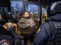 NESTVARNE SCENE IZ MOSKVE: Rus se vezao lancima za vrata McDonaldsa u očajničkom pokušaju da spriječi zatvaranje restorana