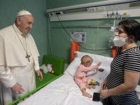ZAUSTAVIO SE U SVAKOJ BOLNIČKOJ SOBI SA UKRAJINSKOM DJECOM: Papa posjetio mališane  koji su stigli na liječenje u Rim
