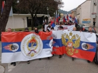 'PODRŠKA RUSKOM NARODU':  Nekoliko desetina Trebinjaca se gradom prošetalo mašući srpskim i ruskim zastavama (FOTO)