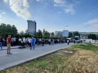 DRAMA U SRBIJI: Radnici Fiata blokirali sve ulaze u tvornicu, ne puštaju ni šefove...