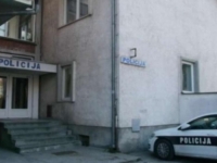 'FINA' NEKA DJECA: Maloljetnici u Novom Travniku drvenim cjepanicama razbijali stakla na parkiranim vozilima