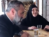 I OVO JE BOSNA I HERCEGOVINA: Pogledajte kako pravoslavni sveštenik pjeva legendarnu sevdalinku (VIDEO)