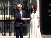 'MOGAO JOJ JE RUKU OTKINUTI': Snimka susreta Johnsona s premijerkom Novog Zelanda postala je hit, jasno je zašto (VIDEO)