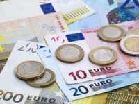 JE LI UGROŽEN KURS KM?: Euro je sve slabiji, šta će biti s kreditima BiH u dolarima