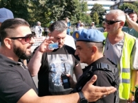 VERBALNI SUKOB GRAĐANA S POLICIJOM ISPRED OHR-a: 'On državu blokira, a mi ne možemo cestu' (VIDEO)