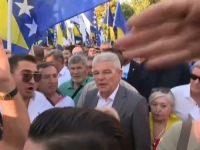 HARIS ZAHIRAGIĆ NA PROTESTIMA ISPRED ZGRADE OHR-a: 'Sramotno je ono što su dobacivali Šefiku Džaferoviću dok je govorio...' (VIDEO)