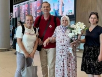 U PRATNJI SVOJE KĆERKE: Nana Fata Orlović sretna i zadovoljna sletjela u Istanbul