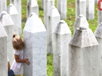 SUZE, TUGA I JEZIVA TIŠINA: Potresne snimke iz Potočara uoči ukopa 50 žrtava genocida u Srebrenici (FOTO)