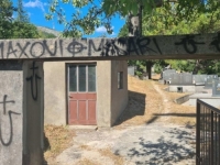 ŽIG I POTPIS HERCEG-BOSNE: Jezive poruke Srbima na pravoslavnom groblju u Mostaru