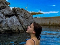 ŽARI I PALI INSTAGRAMOM: Kćerka Zdravka Čolića osvanula u vrućim pozama na moru, fanovi oduševljeni…