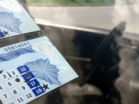 NEVJEROVATNO: Ministarstvo uvodi nove stickere za registraciju vozila, iako imamo zalihe za iduće četiri godine...