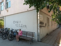RATKO POSTAO SRAĆKO: Grafit na ulazu u ambulantu Doma zdravlja u Novom Sadu dobio primjerenu intervenciju