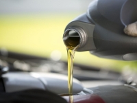 OBAVEZNO PROVJERITE PRED PUT: Šta boja motornog ulja govori o njegovom stanju?