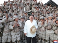 SULUDE NAMJERE SJEVERNOKOREJSKOG DIKTATORA: Kim Jong Un u bijelom sakou sa slamnatim šeširom 'vodi' nuklearne vježbe…