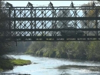 BRUKA U SRCU BOSNE: Preko Spreče vozila prelaze montažnim mostom koji je izgradio IFOR svakodnevno riskirajući život… (VIDEO)