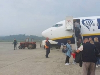 'NALIČIJE BOLJEG DIJELA BiH': Šta radi traktor ispred putničkog aviona na Aerodromu Banja Luka