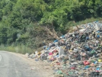 RUGLO KRAJ CESTE: Komunalno preduzeće u Brezi otpad deponuje na nelegalnoj deponiji, građani zabrinuti