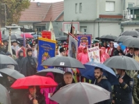 HRVATSKA OBILJEŽAVA DAN SJEĆANJA: Hiljade ljudi u Koloni sjećanja na žrtvu Vukovara