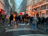 VELIKI NEREDI NA MJESTU PUCNJAVE U PARIZU: Policija na demonstrante bacila suzavac (VIDEO)