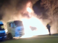 STRAVIČNI PRIZORI S LICA MJESTA: Eksplozija u Novom Sadu, vozač automobila se zabio u kamion, ima mrtvih... (VIDEO)
