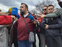 ZBOG PONAŠANJA POLICIJE PREMA NOVINARU NIKOLI MORAČI: Brojni novinari se okupili na banjalučkom Trgu Krajine u znak protesta