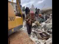 TEŽAK I DIRLJIV SNIMAK: Novorođenče spašeno, Sirijka se porodila pod ruševinama, ali je preminula (VIDEO)