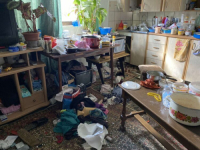 NAPADAČ JE JOŠ U BJEKSTVU: Ovako je izgledala kuća Memiševića neposredno nakon napada (FOTO/VIDEO)
