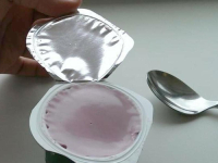 DOBRO JE ZNATI: Evo šta vam se može dogoditi ako poližete poklopac čašice jogurta…