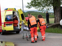 DRAMA NA CESTI: Putnica ispala iz vozila u pokretu, hitna pomoć na terenu