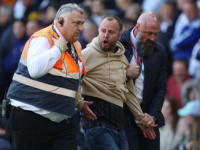HTIO MU JE NEŠTO 'REĆI': Navijač utrčao u teren i umalo napao trenera  Newcastlea (VIDEO)