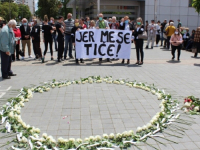 JER ME SE TIČE: Dan bijelih traka u Prijedoru 31. maja, ove godine u znaku protesta zbog uvredljivog odnosa lokalnih vlasti prema roditeljima ubijene djece