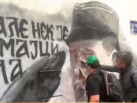 PREKINUTA AKCIJA: Građani u Beogradu uklanjali mural ratnog zločinca Ratka Mladića, pogledajte šta se na kraju dogodilo...