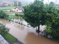 NEVRIJEME U POSLIJEPODNEVNIM SATIMA: Kiša praćena gradom poplavila brojne ulice i objekte u Goraždu