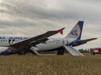 DRAMA NA NEBU: Ruski putnički avion iznenada sletio u polje, spasioci na terenu...