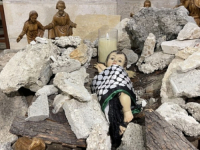SRCEPARAJUĆI PRIZOR U BETLEHEMU: Umjesto jelke ispred crkve instalacija koja simbolizira stradanja u Gazi