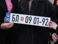 PROVOKACIJE ISPRED SUDA BiH UOČI ROČIŠTA DODIKU: Kape s oznakom '9. januar' i registarske tablice Republike Srpske USRED SARAJEVA (FOTO)