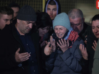 TUGA NA ŠKOLSKOM IGRALIŠTU OŠ 'OSMAN NAKAŠ': Sarajlije se okupljaju zbog ubijenog srednjoškolca Farisa Pendeka (FOTO)