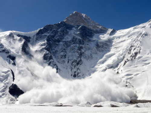 NESVAKIDAŠNJI SNIMAK POSTAO VIRALAN: Kamera zabilježila lavinu koja zatrpava planinare (VIDEO)
