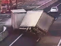 KRŠI I LOM NA AUTOCESTI: Pogledajtre šta se dogodilo kada je vozaču kamiona pukla guma…