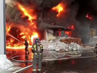 DRAMATIČNI PRIZORI NADOMAK MOSKVE: Gori skladište, požar se proširio na zgradu... (VIDEO)
