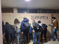 AKCIJA U NOVOM SADU: Prekrečen grafit sa prijetnjama Dinku Gruhonjiću, policija legitimisala osobe (FOTO)